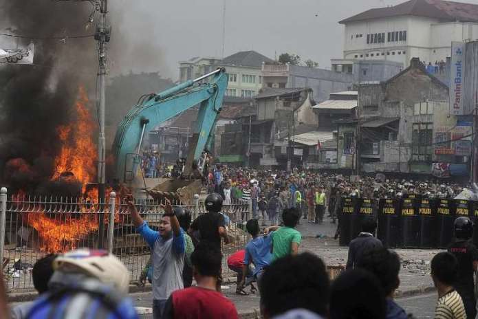 2015-08-20_Indonesia_EastJakarta_riot